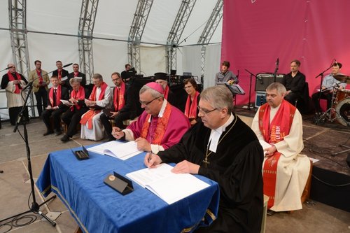 Bischof Wiesemann und Kirchenpräsident Schad unterzeichnen den Ökumenischen Leitfaden.